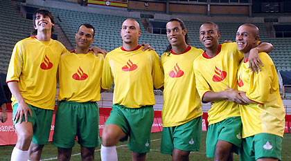 razilian soccer players Kaka, Cafu, Ronaldo, Ronaldinho, Robinho and Roberto Carlos (L-R) pose while filming a commercial in Madrid December 1, 2005. Picture taken December 1, 2005.