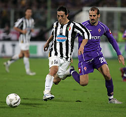 uventus' Mauro Camoranesi (L) fights for the ball with Fiorentina's Giuseppe Pancaro during their Italian Serie A soccer match at the Artemio Franchi stadium in Florence December 4, 2005. Juventus won 2-1.