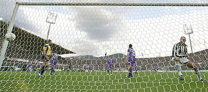 uventus' David Trezeguet (R) scores as Fiorentina goalkeeper Sebastien Frey (L) watches during their Italian Serie A soccer match at the Artemio Franchi stadium in Florence December 4, 2005.