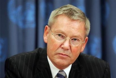 German prosecuter Detlev Mehlis speaks to the media after addressing the United Nations Security Council at UN Headquarters in New York on October 25, 2005.