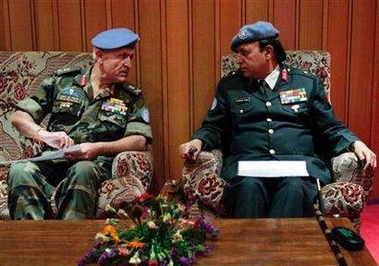 Top military adviser Major-General Randhir Kumar Mehta (L) talks to Force Commander for the UN Mission in Ethiopia and Eritrea (UNMEE), Major-General Rajender Singh at the UNMEE headquarters in Asmara, Eritrea, December 13, 2005.