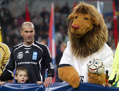 Zinedine Zidane (L) of France and World Championship 2006 mascot "Goleo" pose before a charity soccer match in Duesseldorf December 22, 2005. Zidane and Ronaldo played in the match for the United Nations Development Programme (UNDP).