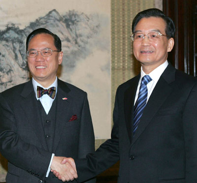 Premier Wen Jiabao yesterday called on Hong Kong to focus on economic growth and people's livelihoods while gradually developing democracy in the special administrative region (SAR).