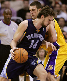 emphis Grizzlies Pau Gasol (L) of Spain drives against Los Angeles Lakers Chris Mihm during NBA action in Los Angeles December 28, 2005.