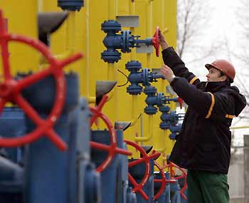 A Ukrainian worker operates valves at the main pipeline in the village of Boyarka, near the capital Kiev, January 3, 2006.
