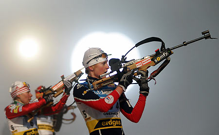 Sandrine Bailly of France (R) and Olena Zubrilova of Belarus prepare to shoot during the 4 x 6 km women's relay race at the Biathlon World Cup in the German wintersport resort of Oberhof January 5, 2006. [Reuters]