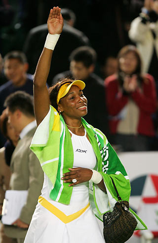Venus Williams of the U.S. waves to the audience after winning the match against Sania Mirza of India at the Champions Challenge 2006 in Hong Kong January 5, 2006. Williams won the match 6-3 6-3. [Reuters]