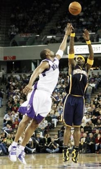 Stephen Jackson (1), pulls up for a three point shot over Sacramento Kings' Kenny Thomas, left, at the end of the third quarter of their NBA basketball game in Sacramento, Calif., Sunday, Jan. 8, 2006.