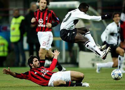 AC Milan's Gennaro Gattuso (bottom) challenges Fabio Henrique Semplicio of Parma during their Italian Serie A soccer match at the San Siro Stadium in Milan,northern Italy January 8, 2006. [Reuters]