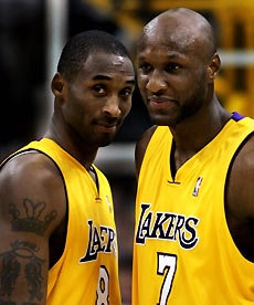 Los Angeles Lakers' Kobe Bryant (L) and Lamar Odom react late in the game against the Indiana Pacers in Los Angeles January 9, 2006. Bryant scored 45 points to lead the Lakers to a 96-90 win. Odom scored 17 points and had 12 rebounds in the win.