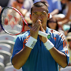 Thailand's Paradorn Srichaphan acknowledges the crowd after winning his first-round match against the Czech Republic's Radek Stepanek at the Sydney International Tennis tournament January 10, 2006. Srichaphan defeated Stepanek 6-3 6-4.