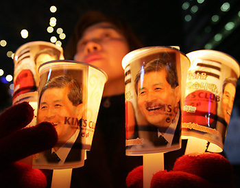 A South Korean supporter of stem-cell scientist Hwang Woo-suk, who was a professor at Seoul National University, holds candles at a candle light vigil in Seoul January 11, 2006. Hundreds of supporters of Hwang gathered in central Seoul on Wednesday to insist that the university give Hwang an opportunity to reproduce his work. The president of the university apologised on Wednesday for scientific fraud at the school, saying two fabricated papers on stem cell research had embarrassed the country and science.