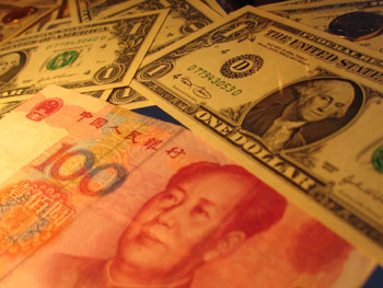 China's foreign exchange reserves jumped US$49.9 billion in the fourth quarter of 2005 to a record US$818.9 billion, a leap that could intensify pressure on Beijing to let the yuan rise more quickly, the Reuters reported Sunday.