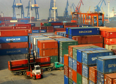 China's economy expanded with full power in 2005, rising an eye-catching 9.9 per cent over 2004, the National Bureau of Statistics said in a publicly-announced statement in Beijing on Wednesday.