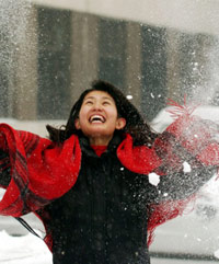 A northern cold spell gripped much of northern and eastern China yesterday, as local authorities issued severe weather warnings and launched emergency plans to ensure safe transportation in the snow.