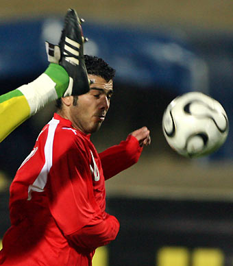 Egypt's Emad Moteab (R) is challenged by Senegal's Souleymane Diawara (L) during their African Nations Cup semi-final soccer match in Cairo, Egypt February 7, 2006. [Reuters]