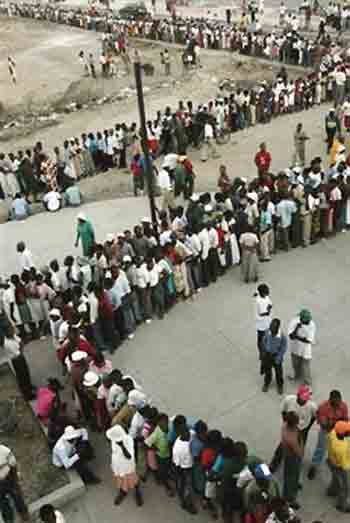 Residents of the Cite-Soleil slum line up to cast their vote in Port-au-Prince, Haiti, Tuesday, Feb. 7, 2006. Haitians jammed polling stations as U.N. peacekeepers fanned out to guard the country's first presidential election in nearly six years. (AP 