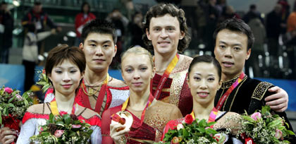Gold medal winners Tatiana Totmianina and Maxim Marinin from Russia, silver medal winners Zhang Dan and Zhang Hao from China (L) and bronze medal winners Shen Xue and Zhao Hongbo from China (R) pose on the podium after the figure skating Pairs Free Skating at the Torino 2006 Winter Olympic Games in Turin, Italy, February 13, 2006.