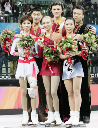 Gold medal winners Tatiana Totmianina and Maxim Marinin from Russia, silver medal winners Zhang Dan and Zhang Hao from China (L) and bronze medal winners Shen Xue and Zhao Hongbo from China (R) pose on the podium after the figure skating Pairs Free Skating at the Torino 2006 Winter Olympic Games in Turin, Italy, February 13, 2006. 