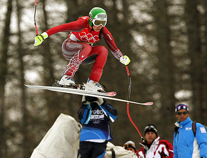 Austria's Michaela Dorfmeister takes air on her way to win the gold medal in the women's Olympic downhill race at the Torino 2006 Winter Olympic Games in San Sicario, Italy, February 15, 2006. [Reuters]