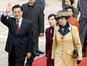 Hu arrives in Britain