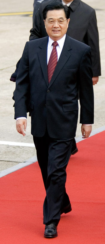 Hu arrives in Britain