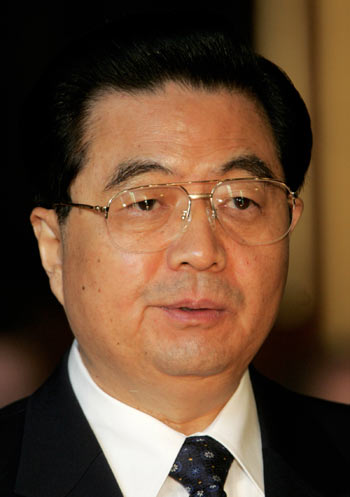 Hu arrives in Britain