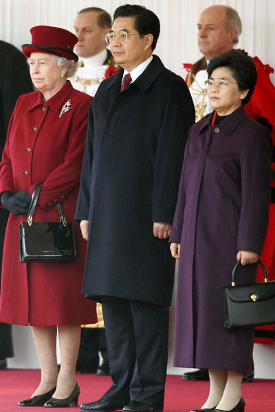 Hu arrives in Britain