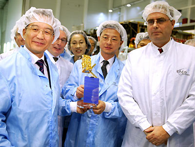 Premier visit satellite maker EADS Astrium