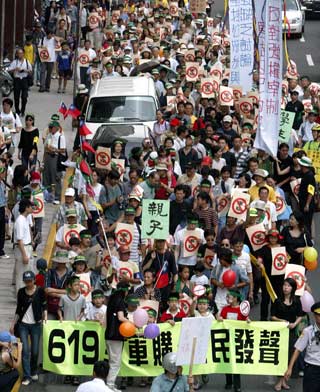 Taiwanese protest against planned arms deal