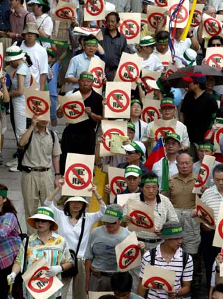 Taiwanese protest against planned arms deal
