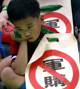 Taiwanese protest against planned arms deal