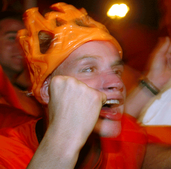 Van Nistelrooy takes Dutch to quarters