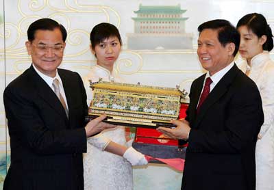 Lien Chan arrives in Beijing