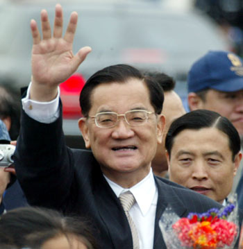 Lien Chan arrives in Beijing