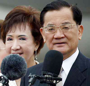 Lien Chan arrives in Beijing