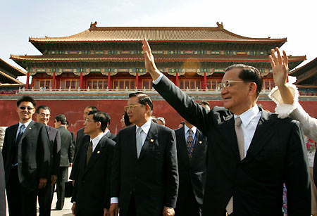 Lien Chan arrives in Beijing