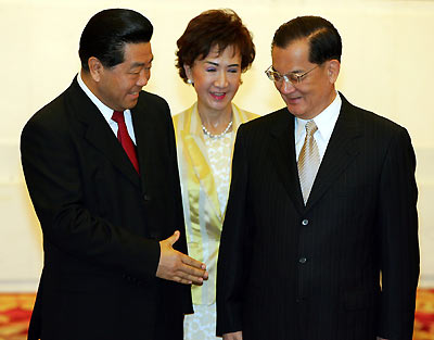 Lien Chan arrives in Beijing
