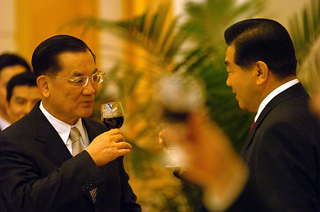 Lien Chan arrives in Beijing