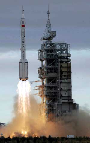 Shenzhou VI blasts off into sky