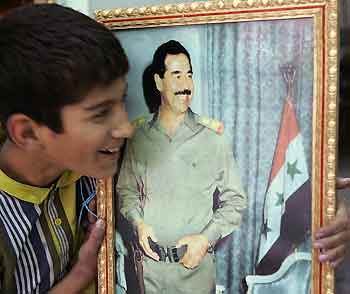 Saddam pleads innocent, gets into scuffle