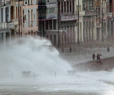 Hurricane Wilma batters Florida