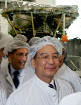 Premier Wen visits Alcatel satellite factory in France