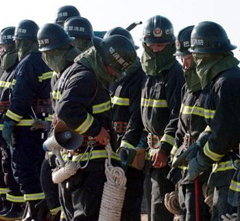 Bus plunges into river, 27 presumed dead