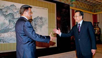 Wen Jiabao, Musharraf meet in Beijing
