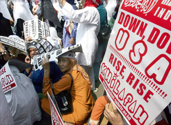 Indunesian muslims protest against US