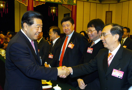 Top leaders join delegations in discussion