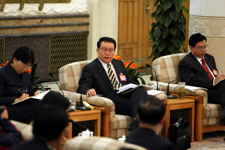 Top leaders join delegations in discussion
