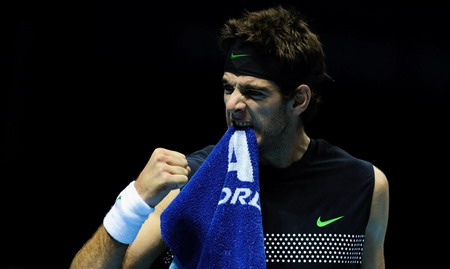 Federer squeezes into semis, agony for Murray