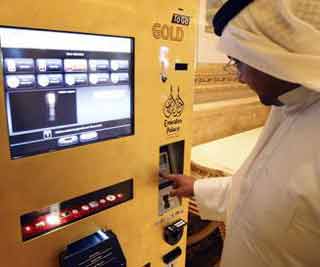 Gold ATM debuts in Abu Dhabi<BR>阿聯(lián)酋現(xiàn)'黃金ATM機(jī)'(圖)